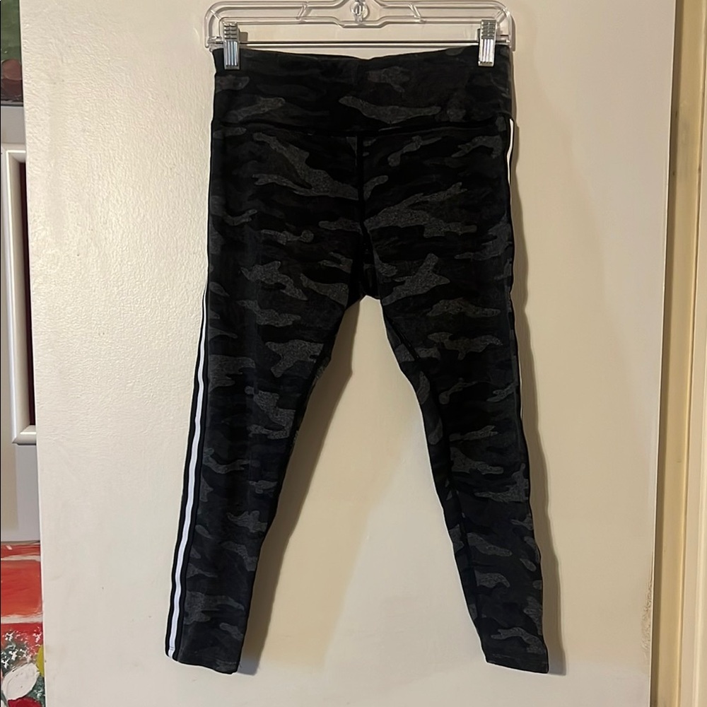 Calvin Klein performance stretch gray camouflage capri leggings w/side stripe